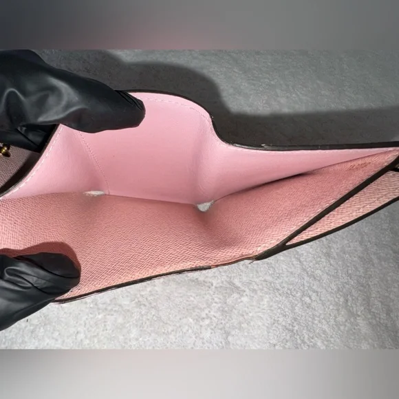 🚨SOLD🚨Louis Vuitton with COA Damier Ebene Zoe Wallet Rose Ballerine. - Picture 11 of 13